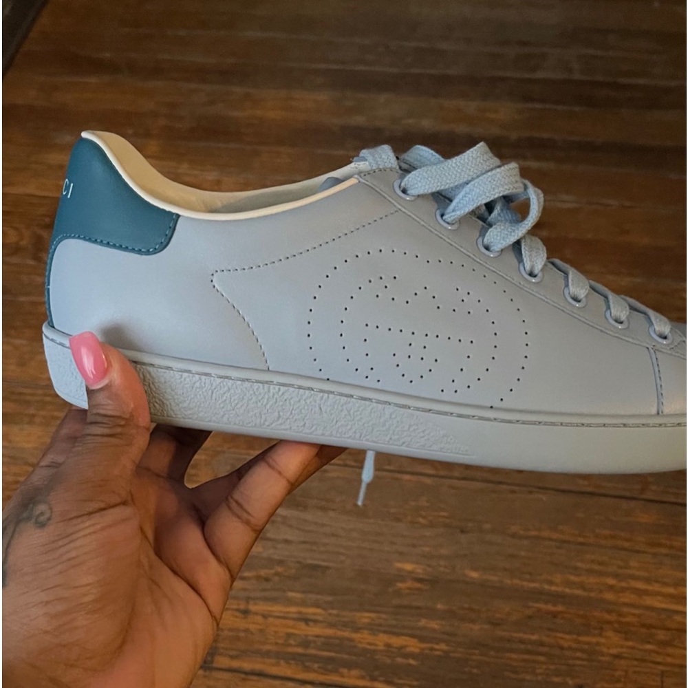 Women Gucci sneakers brand new never worn